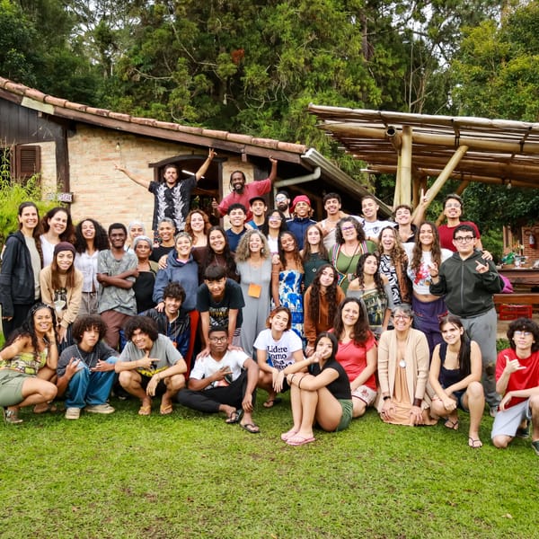 Grupo de voluntários e participantes do Projeto Collab Jovem na Humanaterra